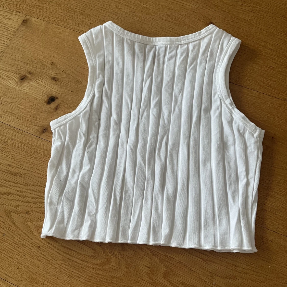 Ett vitt linne från SHEIN - 90