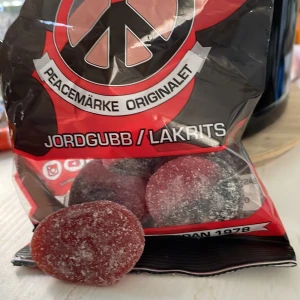 S märke i peacemärke påse - Ett S-märke som kom i en peacemärken påse⁉️⁉️ rare asf💯💯 fett eftertraktat💯⁉️⁉️ (går att pruta)