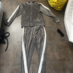 Mjukisdress - Köpt från ett uf-företag i Danmark för typ 3 år sedan. Går inte att få tag i just dom här längre. Överdelen är S och byxorna L. Men Byxorna sitter som M skulle jag säga. Överdelen är tts. Kanske något större än S. Matrial: Plyrsh/Sammet. Färg Grå/Vit