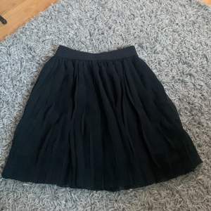 Säljer min super fina svarta kjol från NA-KD 