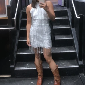 Fest klänning - Så drömmig klänning med glittriga fransar jag hade på studenten!! Perfekt 1920-tals klänning till temafesten. För liten för mig bär vanligtvis M