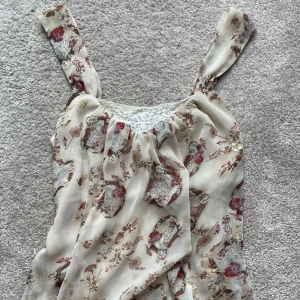 Sommar topp - Jätte fin somrig vintage topp från Vero Moda💗