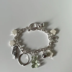 Armband med hänge - Säljer det här armbandet för att det är lite för stort för mig och kommer inte till användning, använd få gånger och är i bra skick. INTE ÄKTA SILVER!! ❤️❤️