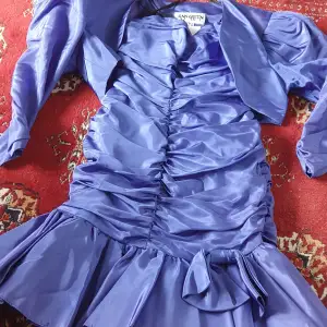 Super fint blåfest klänning som passar xs_ s i mycket braskick och jackan sitter över size .Ny pris 4599 och säljer den 2500