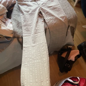 Bootcut byxor  - Byxor från h&m i strl Large, mycket populära men sålde slut snabbt. Supersköna och formar kroppen fint.