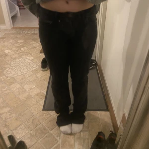 Jeans  - Säljer ett par svara low waist jeans då det tyvärr är lite små, skitsnyga från str. Säljer för 400kr + frakt. 🩷