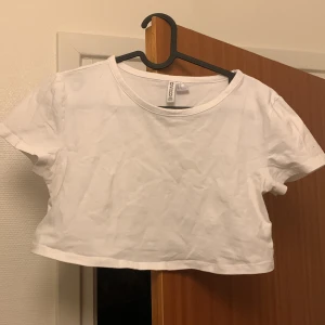 Vit topp - En vit topp som är en magtröja 