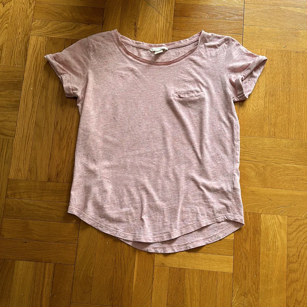 En T-shirt från H&M har endast använts en gång men är i bra skick. T-shirts.