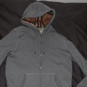 Burberry hoodie - Säljer min burberry hoodie i strlk M. Använder den inte längre och är i bra skick då den använd fåtal gånger  Öppen för byten 