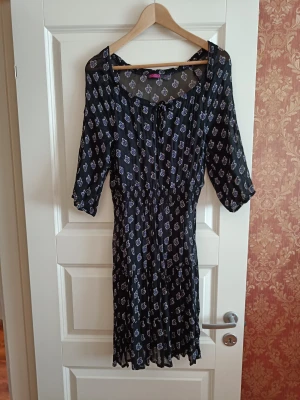 Klänning  - Klänning 