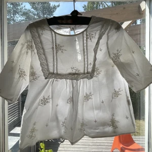 Vit blus🌷 - En supergullig vit blus från Zara med små broderade blommor på. Ärmarna slutar strax innan armbågarna. Den har lite missfärgningar vid kragen men det tänker men inte på när man har på sig den. Den är i medium med sitter mer som en small. Verkligen somrig💞