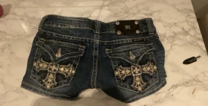 Jeansshorts  - Säljer mina sjukt snygga miss me shorts pågrund av aldrig fått någon användning för dom! Så sjukt snygga 