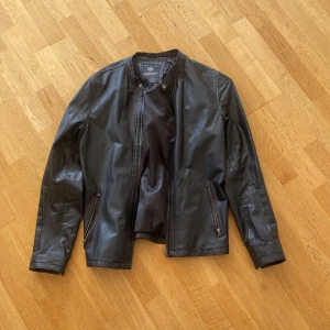 Svart läderjacka - Oanvänd svart läderjacka från Selected
