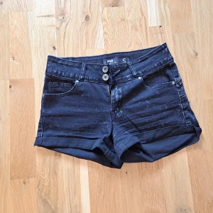 Shorts - Svartspräckliga jeansshorts