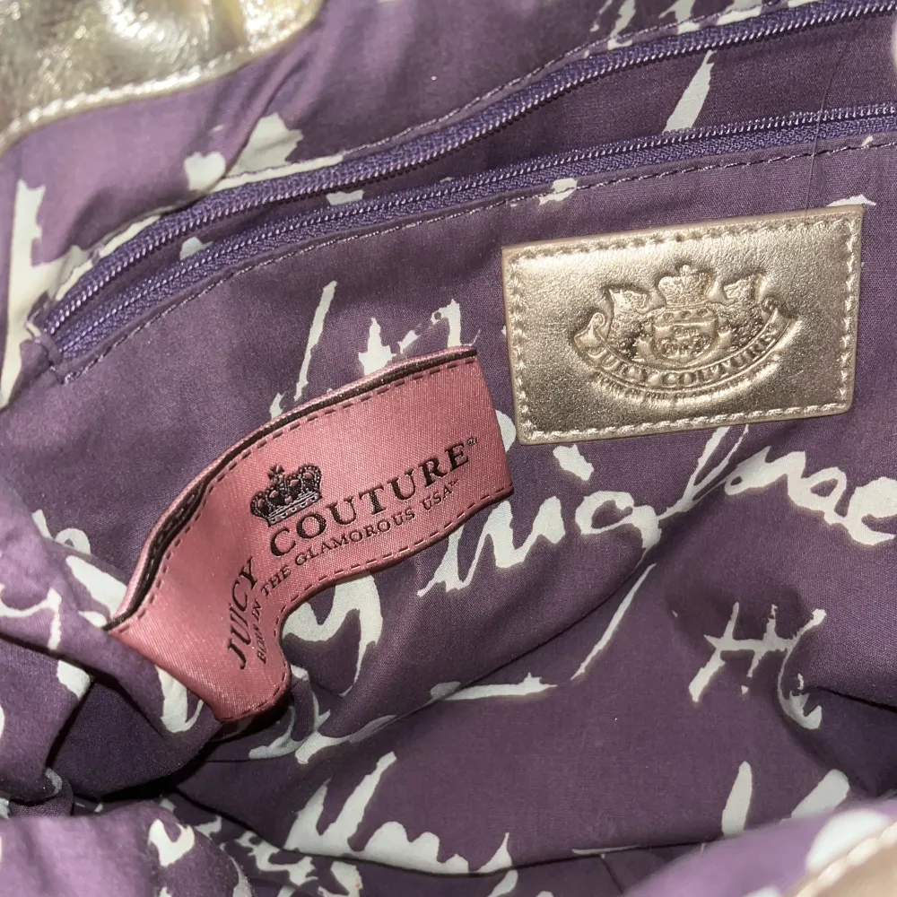 Vit juicy couture väska, väskan är i mycket bra skick och har inga defekter. Den är endast använda ett fåtal gånger🤍 Köparen står för frakten. Väskor.