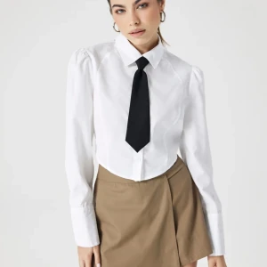 Skjorta  - Vit kort skjorta från Cider med en liten slips. Tröjan och slipsen sitter INTE ihop. Helt oanvänd, endast prövad på hemma. 