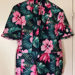 Opposuits - Kavaj, Shorts och slips  - Sprillans ny Opposuits kavaj, shorts och slips i samma utförande. Perfekt att använda på tillställningen man vill ha all uppmärksamhet och bjuda på sig själv.   