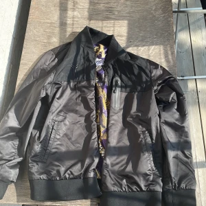 Kobe college jacka reversible - Kobe college jacka i bra skick säljer för rimligt pris pruta om du vågar!