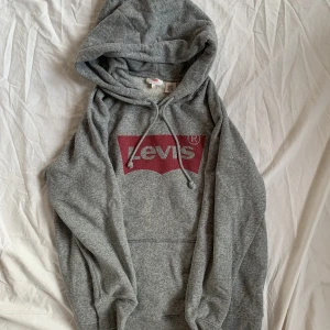 Levi’s Hoodie - Levi’s Hoodie - Grå - Storlek M - 🐘