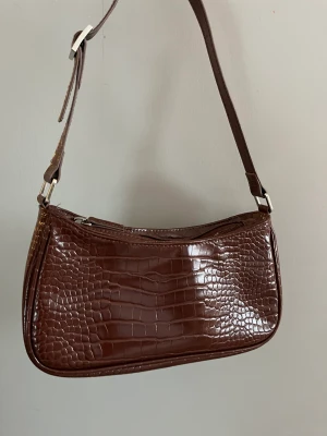 Väska  - Superfin baguette väska ifrån Monki, använd nån enstaka gång ser sprillans ny ut💕