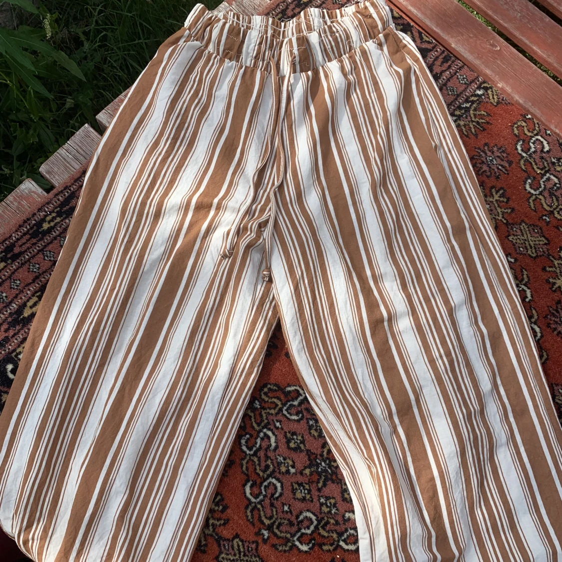 Snörade, vida byxor