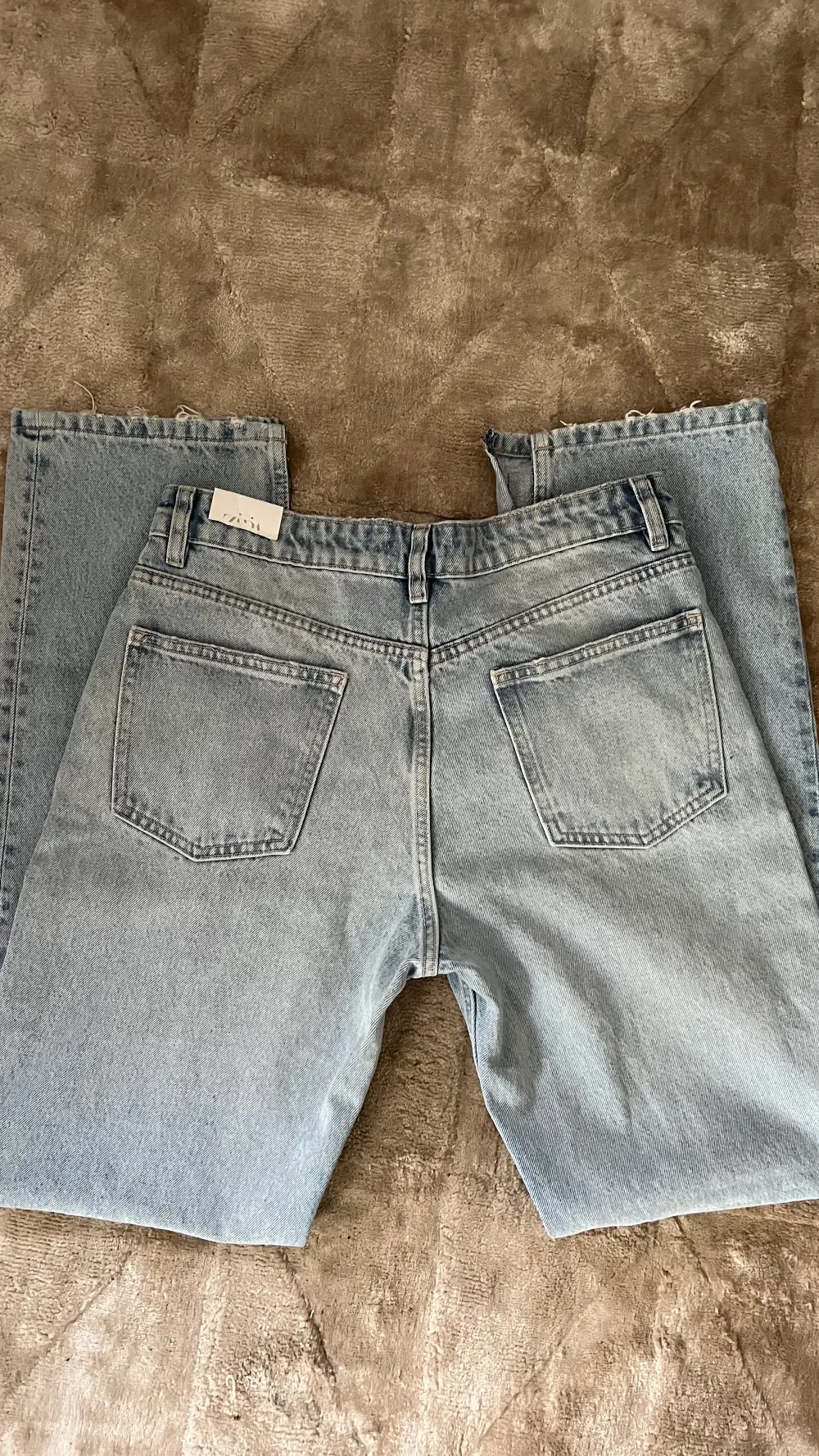 Ljusblåa zara jeans, midwaist med slits. Är stl 40 men sitter som 36/38. Aldrig använda då lappen fortfarnde sitter kvar 😚. Jeans & Byxor.