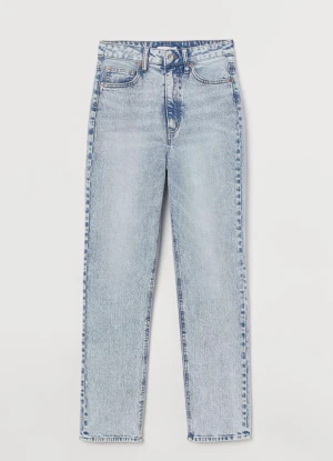 Straight high waist jeans - No stretch jeans. Har aldrig haft på mig dessa de är som helt nya. De ser ut som på hemsidan ganska ljusa och jätte fina. Och bra för ungefär 170-175 längd och under 170. Beroende på vad man gillar.