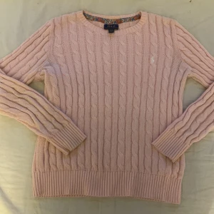Rosa polo tröja  - Rosa kabelstickad tröja ifrån Ralph Lauren. Säljer pga att den är för liten för mig. Plager är i bra skick! 🩷
