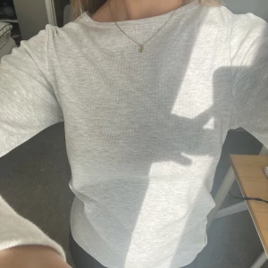 Grå tröja  - Grå tunn långärmad tröja, aldrig använd💕
