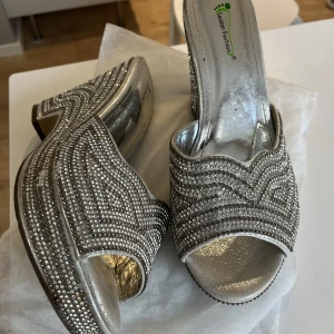 Festskor - Säljer dessa jätte fina skorna eftersom dem aldrig kommer tilll användning. Dem är helt nya och passar bra till en fest.