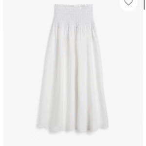 Vit långkjol - Säljer min fina långkjol från Kappahl då den inte kommer till användning, kom privat för fler bilder 💗