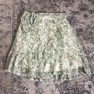 Kjol från Vero Moda 💕 - LÄS BIO INNAN DU KÖPER!!! Grön/vit kjol från vero Moda. Kommer inte till användning och är inte min stil längre därför säljer jag kjolen. Köpt för 350kr. Skriv om du har frågor eller för fler bilder 💕 