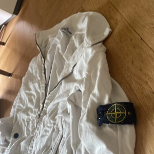 Vit Stone island zip - Detta är en vit stone island zip med rätt så bra skick 