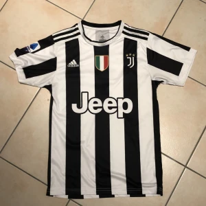 Fotbollströja Ronaldo Juventus - Ronaldo på ryggen i Juventus. Siffran är dock lite sliten (se bild 3). Står att det är storlek 176 och skulle säga att den passar XS/S. Köp sker via ”köp nu” funktionen. Bara att höra av sig vid frågor:) 