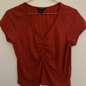 Tröja😵‍💫 - Röd vringad topp från monki, haft på mig en gång 