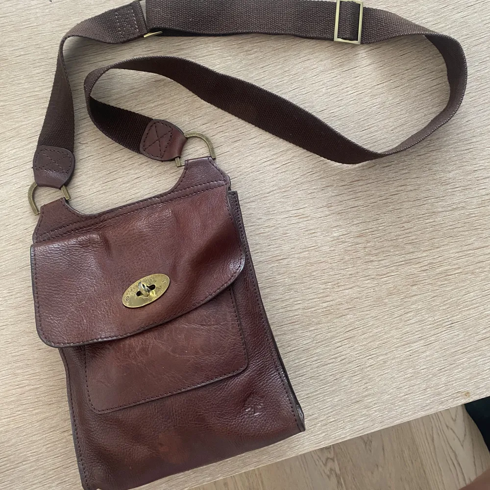 Superfin äkta Mulberry Antony. Säljer åt min mamma, det köptes för länge sen så kvitto finns inte kvar. Ligger även ute på Vestiaire om man vill köpa med äkthets-check för att vara säker. Väskor.