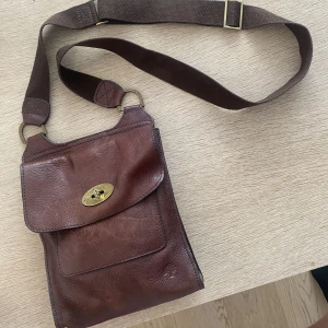 Mulberry Antony - Superfin äkta Mulberry Antony. Säljer åt min mamma, det köptes för länge sen så kvitto finns inte kvar. Ligger även ute på Vestiaire om man vill köpa med äkthets-check för att vara säker