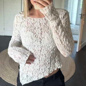 Spetströja - Jättefin spetströja från Gina Tricot. Använd en gång. Storlek M men lite mindre i storleken.💕 Nypris: 395 kr