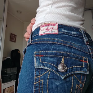 True Religion Jeans - True Religion jeans i bra skick!!!  Jag har storlek 36 i vanliga fall (ca W26 L28), som referens. Fler bilder finns! <3 pris går att diskutera
