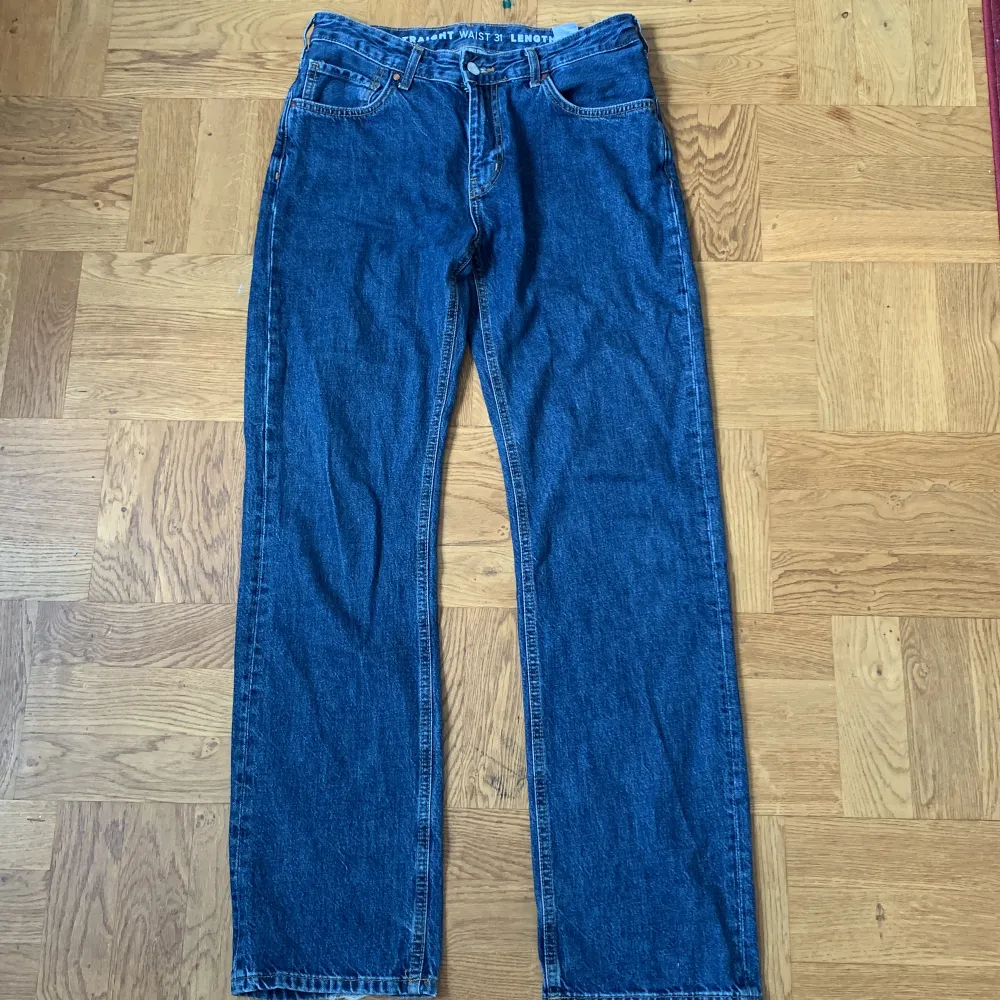 Fina low straight jeans från bikbok!. Jeans & Byxor.