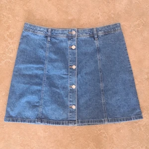 Kort Jeanskjol  - Söt oanvänd kjol från H&M. Den sitter inte optimalt på mig så passformen är något missvisande. Den är liten i storleken så skulle säga att den är i storlek 44 som mest. Kan ta mått vid intresse. 💙