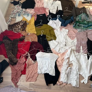 Tröjor - Säljer jätte många tröjor i storlek XS/S, vissa är oanvända med prislapp kvar. Det finns även en del klänningar bland plaggen. Jag skickar även med många plagg som inte syns på bilden. Pris går att diskutera. 