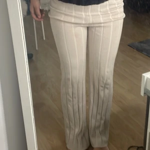 Beige byxor - Säljer dessa beiga byxor ifrån hm i storlek S