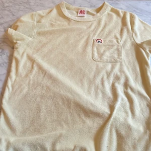 Lucca - En snygg gul, frotte t-shirt. Köpt på Lucca vid Nybrogatan. 