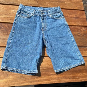 Sweet SKTBS shorts  - Baggy jeansshorts från sweet sktbs i storlek XXS men passar ungefär som 30/32. Är i princip oanvända och köptes på Junkyard. Säljs då dem inte kommer till användning 