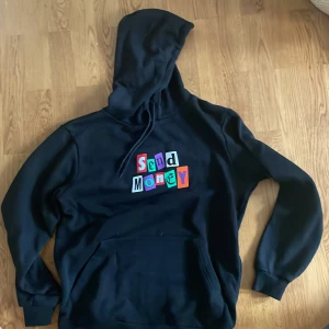 Hoodie ”send money” - Svart hoodie i go kvalite nästan oanvänd. Fsbn