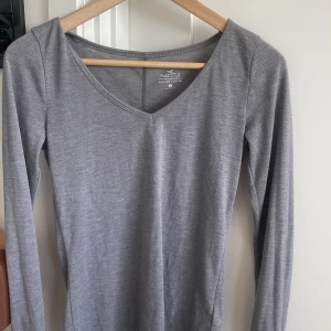 Grå långärmad - Grå långärmad tröja från hollister i bra skick 