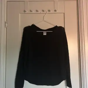 Snygg stickad tröja från vero Moda! Så fin i kvaliten men tyvärr för liten för mig! 💗💗💗