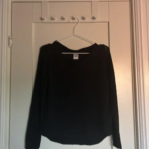 Svart tickad tröja - Snygg stickad tröja från vero Moda! Så fin i kvaliten men tyvärr för liten för mig! 💗💗💗