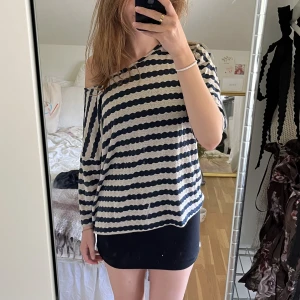 randig off shoulder tröja  - Jättefin offshoulder tröja. Jag är cirka 170 cm och bär vanligtvis stl S 